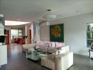 En venta amplia y lujosa casa en Urbanización El Rio, vía a Samborondon