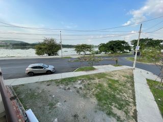En venta casa esquinera rentera en Mucho lote 2 con vista al rio