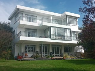 Casa en Venta con amplio terreno en Nayón Quito Ecuador