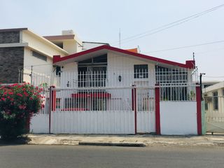 Foto 1 de Casa de un Piso en Venta al Costado del Parque de las Madres de Portoviejo