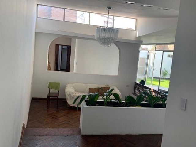 VENTA CASA UBICADA ALT. PLAZA VEA CORTIJO SURCO LIMITE MIRAFLORES