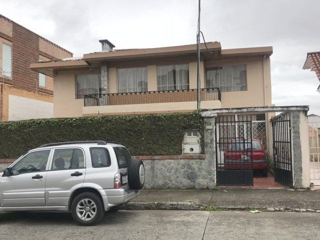 Oportunidad amplia casa comercial en venta, centro de Cuenca, sector Gran Aki
