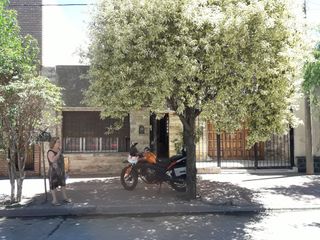 Foto 1 de VENTA Casa con pileta en Barrio Talleres Este