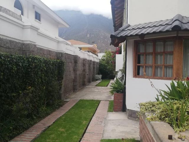 Vendo casa independiente 4 habitaciones 272m, sector La Pampa