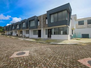 Foto 1 de VENTA DE CASA EN URB. PRIVADA VIA QUITO