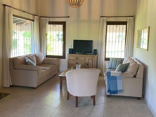 HERMOSA CASA ESTILO COLONIAL NUEVA DOS DORMITORIOS EN POTRERO DE GARAY-CORDOBA-ESCRITURA. SERVICIOS