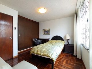 Casa de 3 Plantas en Alquiler Frente a Parque en Miraflores 4 Dormitorios $2,400 A.T. 300