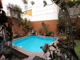 Casa de 3 Plantas en Alquiler Frente a Parque en Miraflores 4 Dormitorios $2,400 A.T. 300