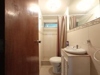 Casa de 3 Plantas en Alquiler Frente a Parque en Miraflores 4 Dormitorios $2,400 A.T. 300