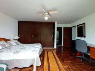Casa de 3 Plantas en Alquiler Frente a Parque en Miraflores 4 Dormitorios $2,400 A.T. 300