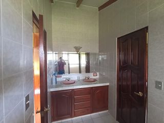 Foto 5 de Vendo un Terreno con Casa en Pifo