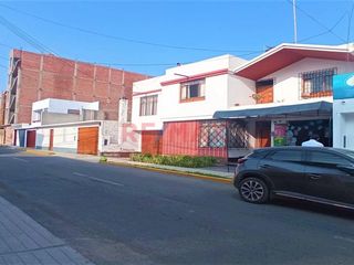 Venta De Amplia Casa En Urbanizacion San Fernando - II Etapa