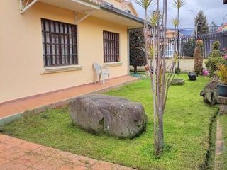 Foto 2 de Amplia casa en venta en Puertas del Sol -  Cazhapata con área verde.