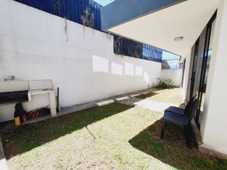 Departamento en venta 2 dormitorios y amplio Patio, San Juan de Cumbayá