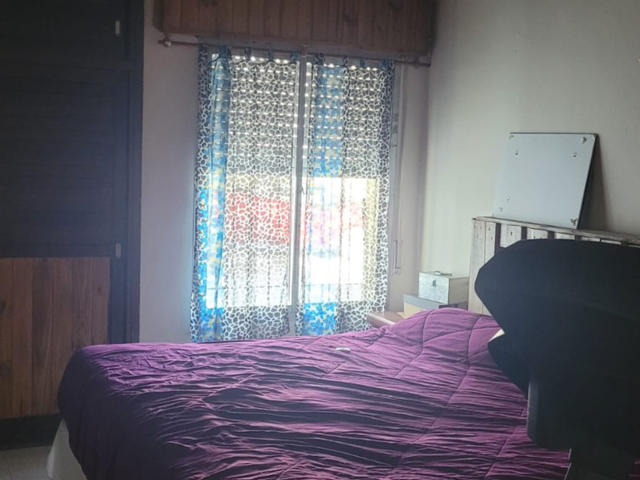 En venta amplia propiedad con una casa y cuatro locales comerciales