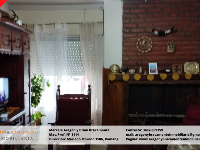En venta amplia propiedad con una casa y cuatro locales comerciales