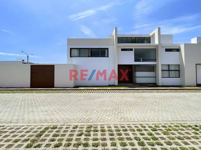 Venta De Casa Residencial De 3 Pisos + Amplia Piscina En Exclusiva Zona De Urb. Palmeras Del Golf