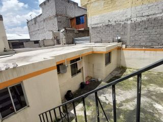 Casa esquinera e independiente de venta en Quitumbe
