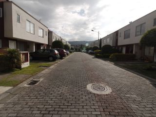 Renta casa en La Armenia II, Quito Ecuador 3 dormitorios