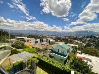 Casa con preciosa vista al Valle Urbanización Miravalle 4 Cumbayá con  Estudio y Basement