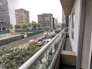 Alquilo amplio e iluminado departamento 2 dormitorios en Miraflores vista a calle.