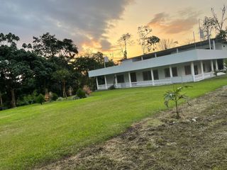 Foto 1 de vendo quinta con casa grande y canchas en recinto Santa Lucia via las Mercedes