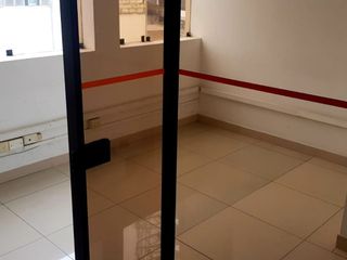Foto 9 de Venta de amplio Local en Av Aramburu a un paso de la vía expresa - San Isidro