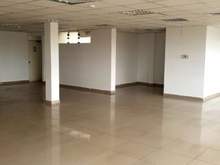 Foto 2 de Venta de amplio Local en Av Aramburu a un paso de la vía expresa - San Isidro