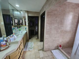 Foto 18 de Lomas de Urdesa, Venta de Excelente Departamento 5 dormitorios amoblado con Vista a la ciudad y areas sociales