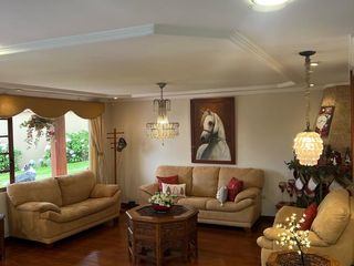 Foto 2 de VENTA DE HERMOSA CASA EN CUENCA