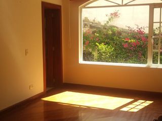 MAGNIFICA CASA EN EL SECTOR DE CUMBAYA, DENTRO DE CONJUNTO, MUY CERCA DE CENTROS COMERCIALES