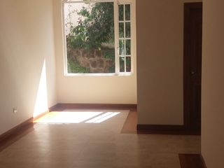 MAGNIFICA CASA EN EL SECTOR DE CUMBAYA, DENTRO DE CONJUNTO, MUY CERCA DE CENTROS COMERCIALES