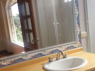 MAGNIFICA CASA EN EL SECTOR DE CUMBAYA, DENTRO DE CONJUNTO, MUY CERCA DE CENTROS COMERCIALES