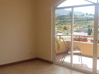 MAGNIFICA CASA EN EL SECTOR DE CUMBAYA, DENTRO DE CONJUNTO, MUY CERCA DE CENTROS COMERCIALES
