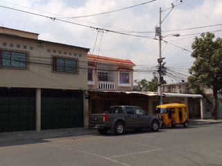 Foto 2 de SE VENDE CASA DE 2 PISO MÁS ALTILLO, 49 Y SEDALANA.