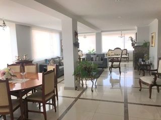Foto 4 de Lujoso Penthouse en venta 345m2C a pocas cuadras del centro de Cuenca