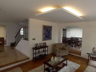 Casa de 4 Dormitorios, en Alquiler, en Sector Exclusivo Cumbaya, de 300 m2.