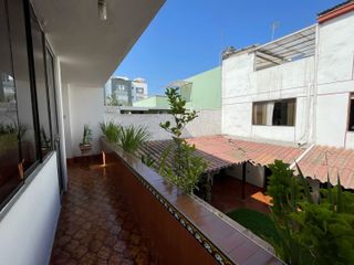 Venta de casa de 2 plantas en Calle Antúnez de Mayolo cuadra 6 Urb. Vista Alegre, Surco