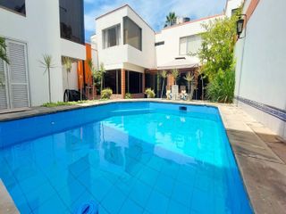 Venta de Casa con piscina en Miraflores - Urb. Aurora