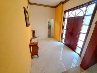 Foto 2 de Casa amoblada en venta con piscina, sector Barbasquillo cerca a la Quadra Manta