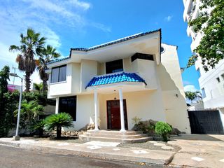 Foto 1 de Casa amoblada en venta con piscina, sector Barbasquillo cerca a la Quadra Manta