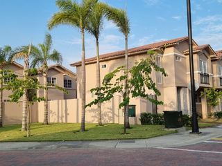 Foto 28 de Venta de Casa de Lujo con Terreno amplio en Urbanización Casa Laguna