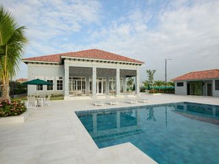 Foto 40 de Venta de Casa de Lujo con Terreno amplio en Urbanización Casa Laguna