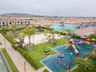 Foto 41 de Venta de Casa de Lujo con Terreno amplio en Urbanización Casa Laguna