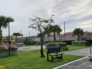 Foto 35 de Venta de Casa de Lujo con Terreno amplio en Urbanización Casa Laguna