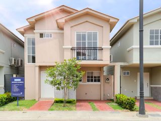 Foto 1 de Venta de Casa de Lujo con Terreno amplio en Urbanización Casa Laguna