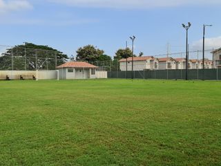 Foto 38 de Venta de Casa de Lujo con Terreno amplio en Urbanización Casa Laguna