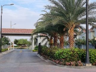 Foto 32 de Venta de Casa de Lujo con Terreno amplio en Urbanización Casa Laguna