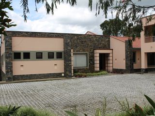 Foto 8 de One Level Home With Traditional and Modern Touches in Residential Community