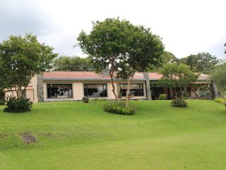 Foto 1 de One Level Home With Traditional and Modern Touches in Residential Community